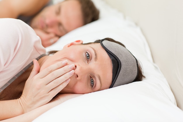 Beau couple couché dans leur lit