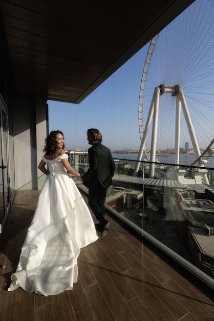 Beau couple courant sur le mariage de balcon