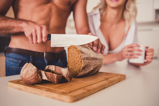 Beau couple dans la cuisine le matin.