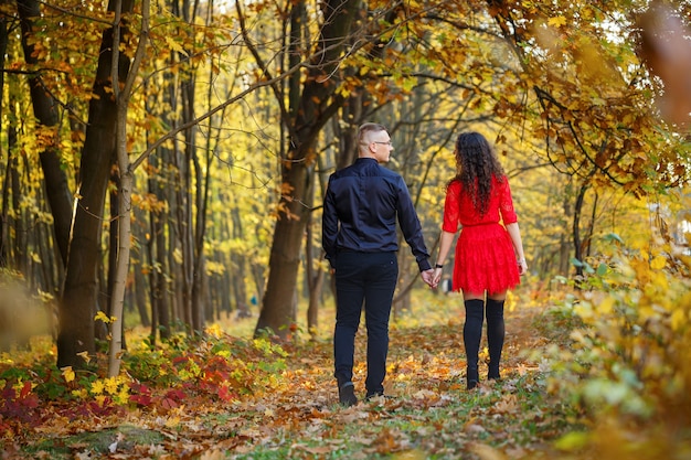 Beau couple dans la forêt d'automne