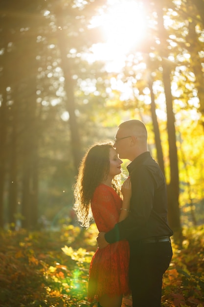 Beau couple dans la forêt d'automne