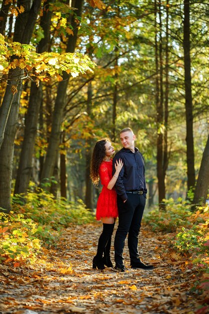 Beau couple dans la forêt d'automne