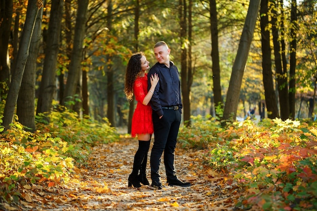 Beau couple dans la forêt d'automne