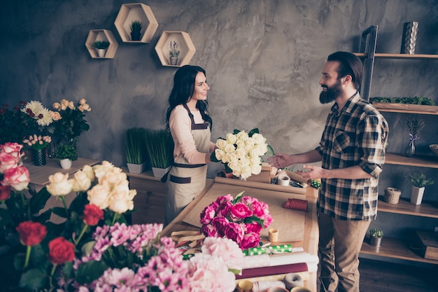 Beau couple dans le magasin de fleurs