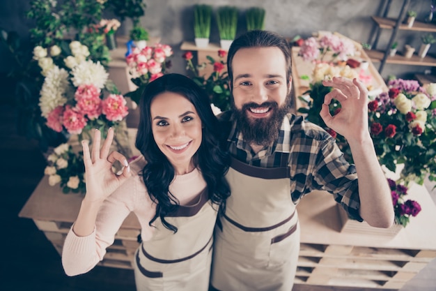 Beau couple dans le magasin de fleurs