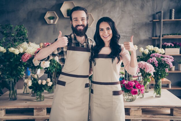 Beau couple dans le magasin de fleurs