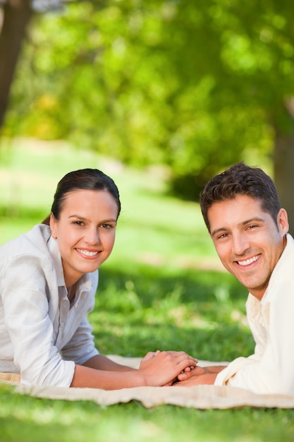 Beau couple dans le parc