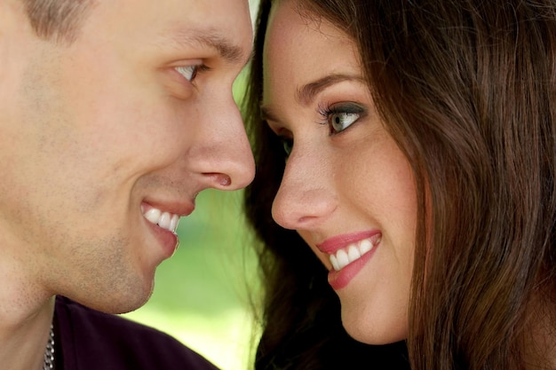 Un beau couple dans le parc.