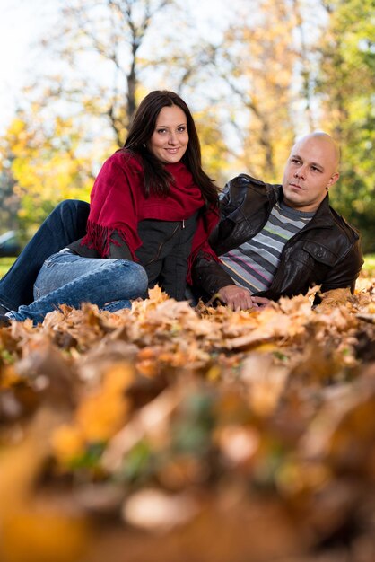 Beau couple dans le parc