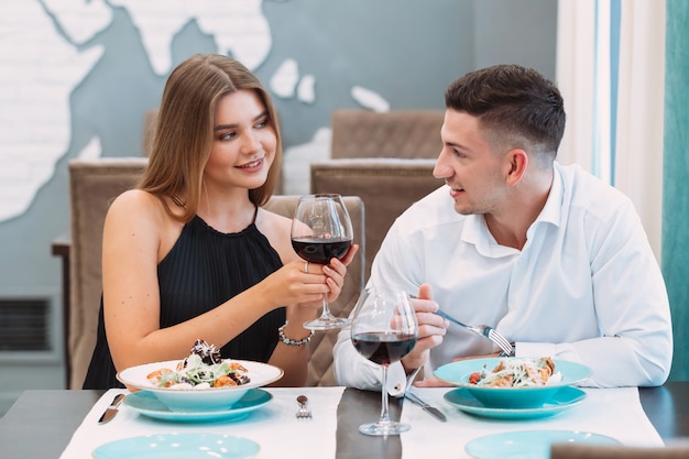 Beau couple dans un restaurant