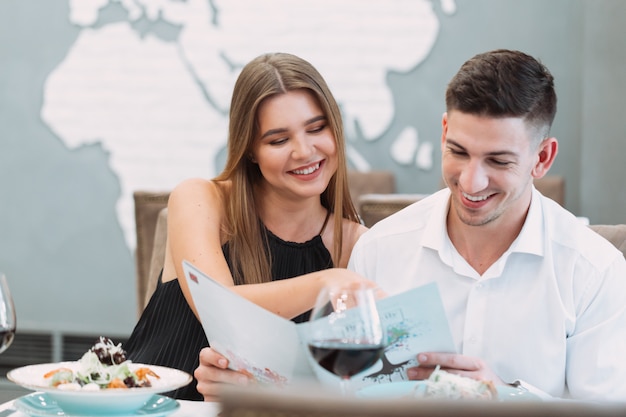 Beau couple dans un restaurant