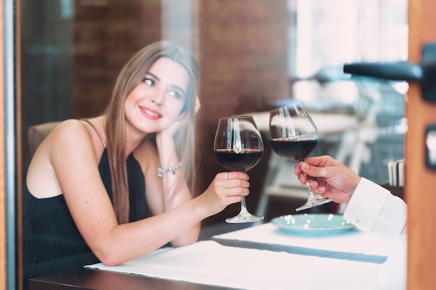 Beau couple dans un restaurant