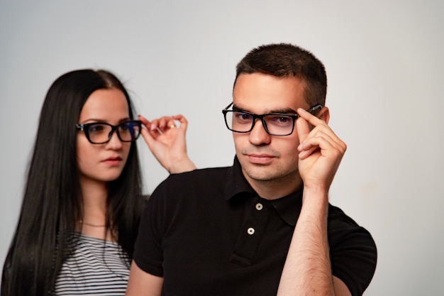 Beau couple dans des verres. Les deux lunettes touchantes avec les mains.