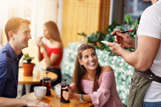 beau couple à une date au restaurant