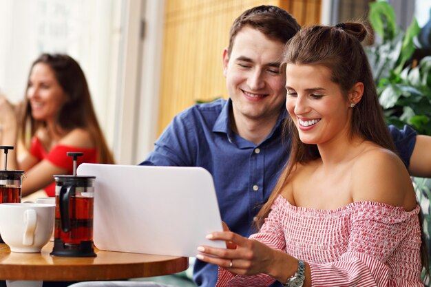 beau couple à une date au restaurant