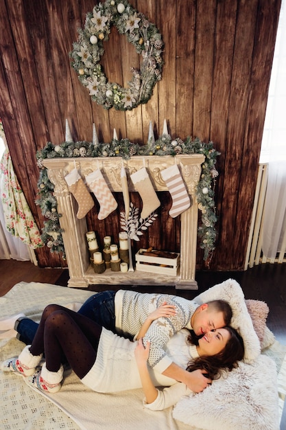 Beau couple avec des décorations de Noël