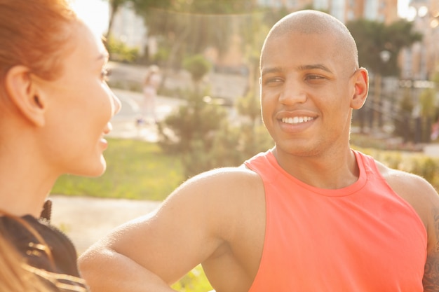 Beau couple de détente en plein air après l'exercice