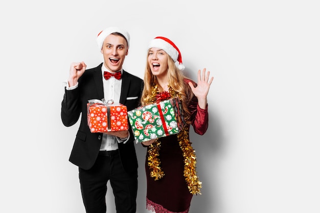 Beau couple donnant des cadeaux de Noël