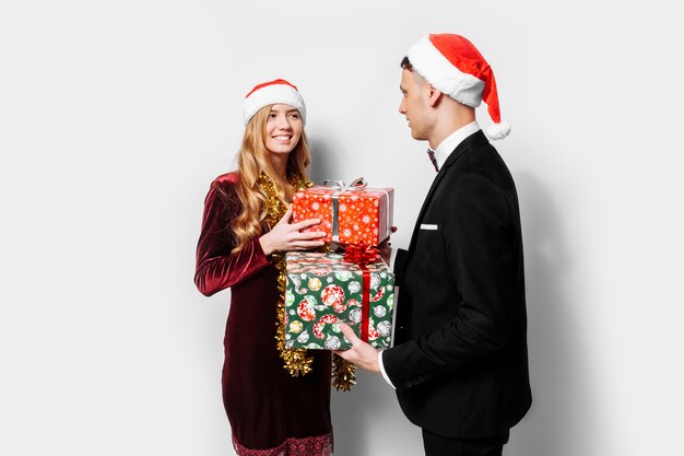 Beau couple donnant des cadeaux de Noël