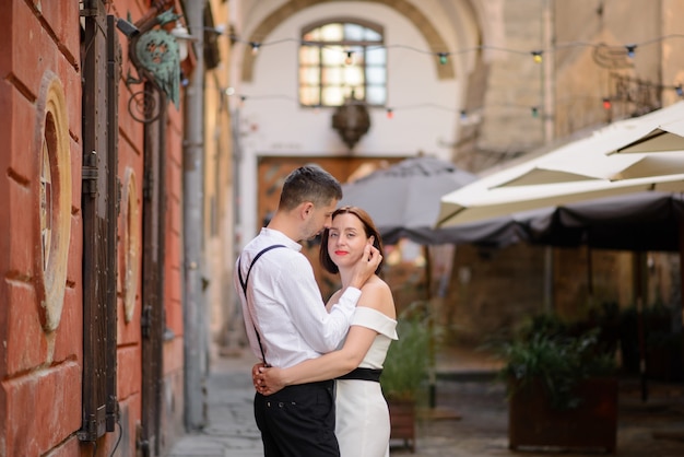 Beau couple élégant à une date dans les rues de la vieille ville.