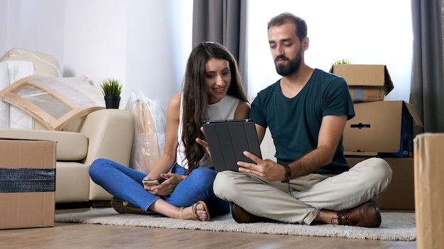 Beau couple emménageant dans une nouvelle maison. Heureux de la nouvelle maison