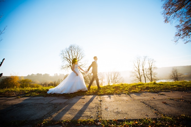 Photo beau couple entouré d'une nature incroyable