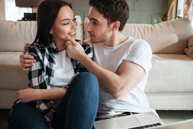 Beau couple à l'étage à la maison