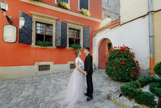 Beau couple étreignant à gorode. L'Europe .