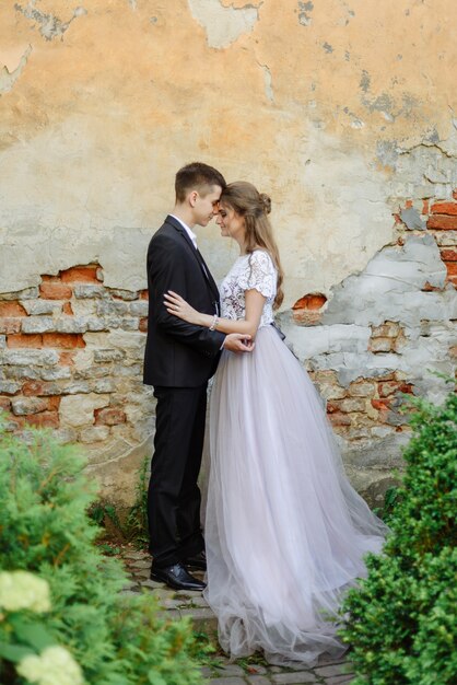 Beau couple étreignant à gorode. L'Europe .