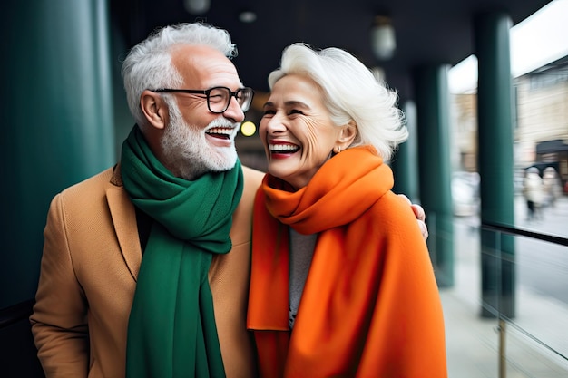 Un beau couple européen souriant à la mode vêtu de nuances d'orange et de brun chameau