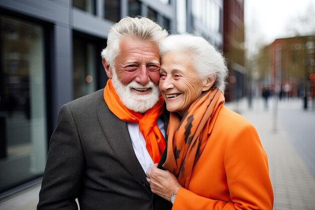 Photo un beau couple européen souriant à la mode vêtu de nuances d'orange et de brun