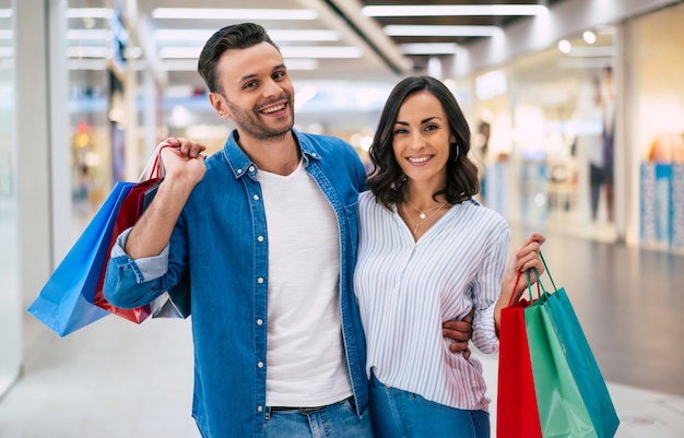 Beau Couple Excité Heureux En Amour Ou En Famille Avec Des Sacs En Papier Dans Les Mains Tout En Marchant Pendant Les Achats Dans Le Centre Commercial