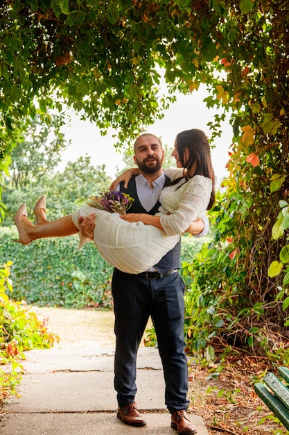 Beau couple fille et mec dans le parc