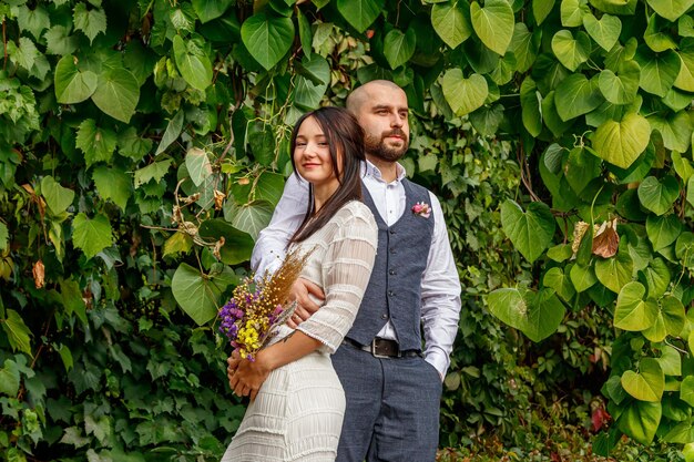 Beau couple fille et mec dans le parc