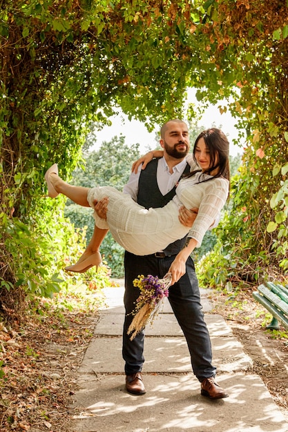 Beau couple fille et mec dans le parc