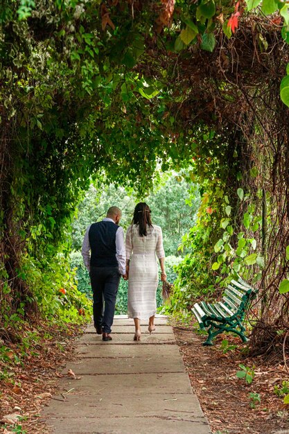 Beau couple fille et mec dans le parc