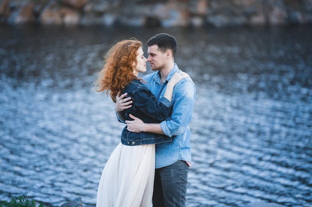 Beau couple sur le fond d'une rivière. Portrait d'un couple d'amoureux en gros plan