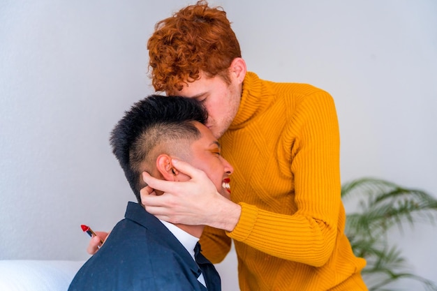 Beau couple gay faisant baiser de maquillage étant romantique à l'intérieur à la maison concept lgbt