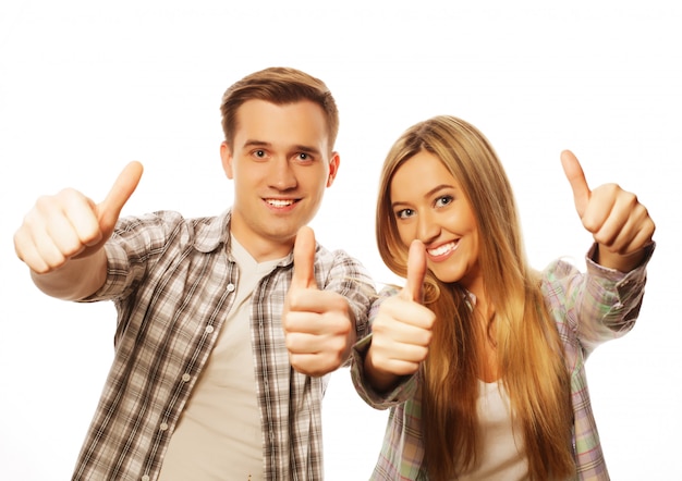 Beau couple avec geste du pouce levé