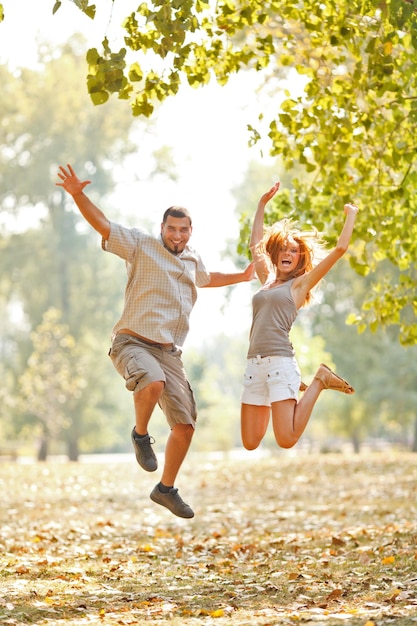 Beau couple heureux jamming dans le parc