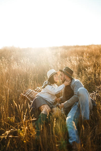 Beau couple hipster avec chat Couple portant de beaux chapeaux et chandails