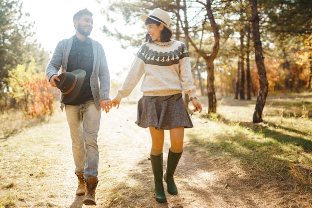 Beau couple hipster se regardant