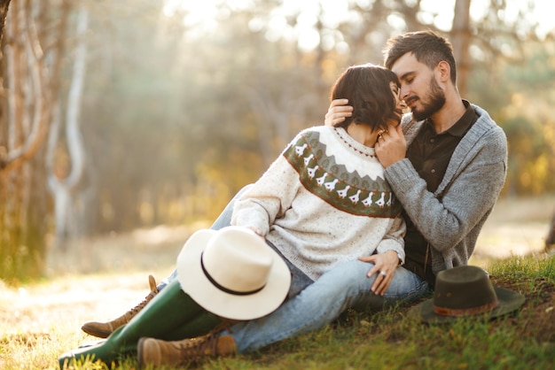 Beau couple hipster se regardant