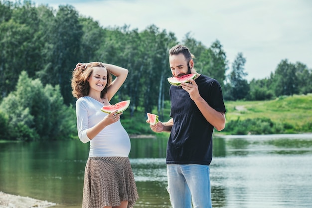 Beau couple homme et femme enceinte amoureuse sur fond