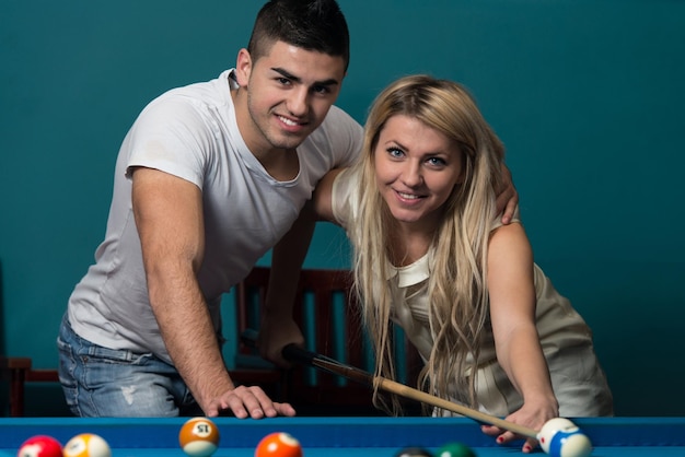 Beau couple jouant au billard