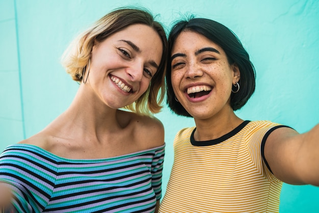 Beau couple lesbien prenant un selfie.