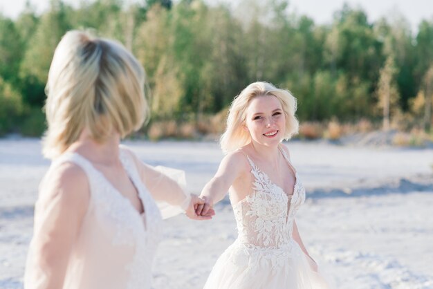 Beau couple de lesbiennes sur une plage de sable