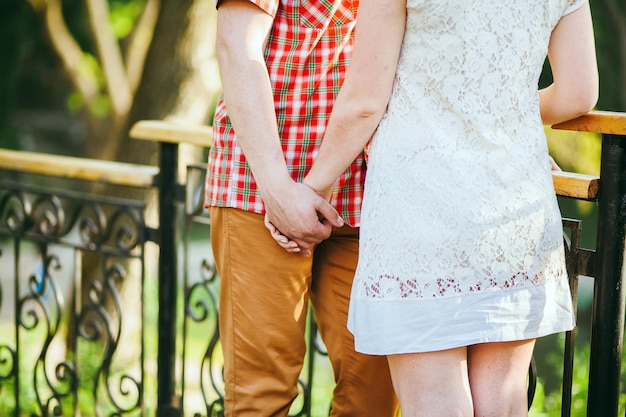 Beau couple main dans la main ensemble. Photo en gros plan