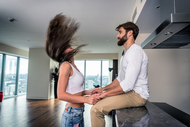 Beau couple à la maison