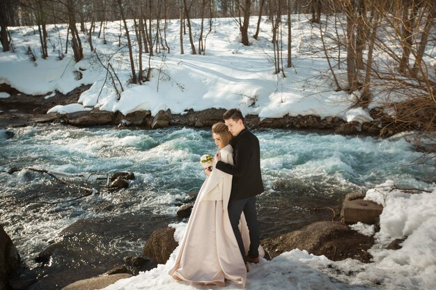 Beau couple de mariage au bord de la mer